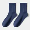 Calcetines clásicos de otoño e invierno para hombre, negros, blancos y grises, holgados, de media pantorrilla, con alto contenido de algodón, calcetines de media pantorrilla para hombre de Zhuji Socks Industry