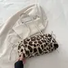 Bolsos peludos de otoño e invierno para mujer 2026 nuevo bolso de mano de moda con estampado de leopardo, bolso tote, bolso de hombro versátil, bolso de felpa
