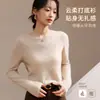 Nueva Colección Otoño/Invierno 26: Camiseta Base Blanca de Cuello Redondo para Mujer con un Suéter de Punto de Lana Estilo Chanel Debajo