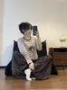 Pijama de rayas simple color blanco roto y marrón con dibujos de cachorros para mujer, otoño, manga larga, pantalón largo, conjunto de loungewear holgado y cómodo, adecuado para usar fuera