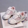 2026 Nuevos Zapatos Deportivos de Malla para Niñas Estampado de Dibujos Animados Lindo Velcro Suela Suave Moda Casual para Niñas Zapatos Infantiles