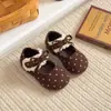 Sapatos da moda para meninas 2026 novo estilo britânico sapatos de princesa para meninas pequenas sapatos de couro infantil de bolinhas sapatos de bebê para primavera e outono