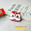 Broche de León de Peluche de Dibujos Animados Festivo de Año Nuevo, Bolsa de Conejo Linda, Accesorios para el Cabello, Zapatos, Calcetines, Sombreros, Accesorios de Ropa