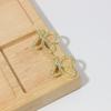 Brincos de tarracha com design de letras irregulares e pérola e zircônia microincrustados, nicho, alto senso, brincos nota feminina, brincos atacado