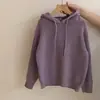Novo look de outono para meninas: suéter de tricô estiloso com capuz, jaqueta forrada de fleece e calça xadrez - um conjunto de três peças moderno para meninas mais velhas