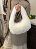 Bolsa Pequeña de Peluche para Mujer 2025 Nuevo Estilo Versátil de Gama Alta Bolso Peludo Bolso de Mano Elegante para Estudiante