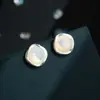 Suministro Directo de Fábrica Pendientes de Nácar con Borde Irregular Retorcido Aleación de Cobre Chapado en Oro Real Aguja de Plata S925 Adornos para Orejas En Stock Venta al Por Mayor