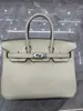 26 Modelos Nuevos de Bolsos de Cuero Genuino para Mujer con Hebilla Plateada, Bolso Platino, Piel de Vaca de Capa Superior con Patrón de Lichi 25cm/30cm Bolsos para Mujer, Venta al por Mayor desde el Fabricante
