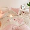 Juego de Cama de Invierno para Niños Clase A de Leche Cálida de Terciopelo de Coral de Cuatro Piezas Estilo Dibujos Animados Bordado Funda de Edredón Engrosada Ropa de Cama
