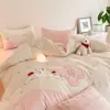 Conjunto de Invierno para Niña de Terciopelo de Leche Cálido de Cuatro Piezas con Bordado de Mariposa Funda de Edredón Espesa de Terciopelo Coral Ropa de Cama