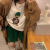 Camiseta blanca de manga corta con estampado retro de dibujos animados de estilo Hong Kong de primavera 2024, diseño para mujer, top holgado de cuello redondo de longitud media interior