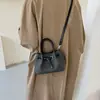 Exquisito bolso bandolera con colgante de cachorro, nuevo patrón de moda de otoño, bolso bandolera tejido vintage para mujer 2026
