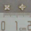 Brincos Delicados Pequena Flor S925 Banhados a Ouro 14K com Microincrustação, Gentis e Elegantes, Design Muito Fofo de Flor de Trevo de Quatro Folhas