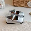 Zapatos Bajos para Niña Estilo Nuevo Primavera y Otoño 2026 Zapatos de Piel Sintética con Separación de Dedos para Bebé con Suelas Suaves y Velcro Zapatos de Princesa Modernos
