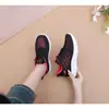 Pedido de comercio exterior zapatillas de correr flyknit para mujer estilo fino no sofocan los pies zapatos de mujer suministro para supermercado rayas de colores zapatos casuales versátiles