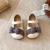 Outono de 2026 Novo Sapato de Couro para Bebê Menina com Laço e Xadrez Moda Raso Infantil Flats de Solado Macio