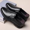 22002 sapatos masculinos de couro por atacado sapatos masculinos tamanho extra grande sola macia respirável couro de vaca sapatos de pai fabricantes em nome de sapatos masculinos de couro