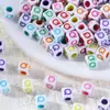 Cuentas de Letras de Colores con Fondo Blanco Acrílico de 6*6mm con Efecto de Goteo de Aceite, Cuentas Sueltas para Pulseras, Collares y Accesorios de Joyería Hechos a Mano DIY