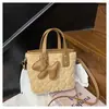 Bolsa de mão felpuda para outono e inverno para mulheres, nova bolsa de ombro color block elegante e de alta qualidade 2026, bolsa versátil para crossbody e para carregar na mão