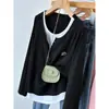 Primavera 2025 Nova Camiseta de Manga Longa com Design Contrastante Bordado Falsa Duas Peças para Mulheres Plus Size Menina Cheinha Top Simples