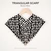 Bufanda triangular de doble cara tejida en blanco y negro con hebilla magnética nueva de otoño e invierno, bufanda chal de cuello de alta calidad con bola dorada pequeña para mujer