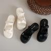Sandálias Femininas 2025 Planas Versáteis Estilo Fada Celebridade da Internet Confortáveis Macias Sapatos Novos para Estudantes Sandálias Femininas de Verão Leves