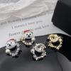 Pendientes de botón de oso de Navidad 2023 otoño e invierno lujo ligero pendientes de botón con microincrustaciones de estrella de cinco puntas pendientes de moda de alto sentido joyería de oreja