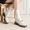 Un par de zapatos de mujer de estilo retro con suela gruesa, perfectos para primavera y otoño, con un diseño inspirado en el británico, mocasines y un tacón grueso.. Disponible en dos colores: marrón