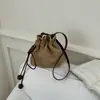Bolsa de saco retrô com estampa de leopardo e cordão para mulheres, outono inicial de 2026, bolsa de ombro e transversal plissada em camurça Maillard, moderna