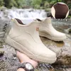 Botas de lluvia negras sencillas estilo coreano, zapatos de goma de diseño clásico, botas de agua cortas antideslizantes de moda para hombre para ir al trabajo en la temporada de lluvias