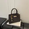 Coleção Outono 2026: Bolsa de Ombro e Transversal Elegante e Versátil de Grande Capacidade para o Dia a Dia e Viagens, Bolsas Femininas Atacado com Acabamento de Alto Padrão