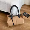Bolsa de Grande Capacidade para Mulheres 2025 Nova Moda Outono Estilo Simples Preguiçoso Uma Alça Roupas de Trabalho Bolsa Tote Casual de Mão