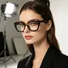 Nuevas Gafas de Sol Casuales Retro Americanas para Mujer con Montura Cuadrada Clásica y Remaches, Adecuadas para Protección Solar al Aire Libre y Versátiles para Viajar