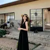 Vestido branco sem mangas com decote V, estilo francês, delicado, para mulheres, nova coleção de verão, corte solto, efeito emagrecedor, elegante, comprimento midi até o chá.