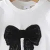 Conjunto infantil exclusivo transfronterizo de INS: Camiseta de manga corta con pajarita + pantalones acampanados azules, elegante y a la moda, directamente de la fábrica original