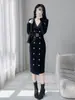 Elegante Vestido de Punto con Cuello en V Estilo Francés para Otoño e Invierno, para Figuras Petite, Corte Ajustado, Bodycon, Por Encima de la Rodilla, Vestido Base de Corte Ajustado