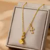 Nuevo y Elegante Collar con Colgante de Cubo Cuadrado Dorado y Cruz, y Exquisito Conjunto de Pendientes de Perla por Delante y por Detrás