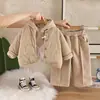 Conjunto acolchoado de três peças para meninas para outono e inverno inclui uma jaqueta de algodão com capuz, um moletom com borboleta de strass e calças largas e grossas.
