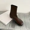 Botas finas elásticas planas estilo britânico de 1 cm, novo modelo outono e inverno 2026, botas curtas versáteis slip-on de bico redondo para mulheres