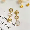 Novos Brincos Série Tb Trevo de Quatro Folhas Branco Pérola Acessível Luxo Tendência de Moda Brincos Assimétricos Elegantes Europeus e Americanos