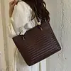 Bolso de mano tejido retro transfronterizo para mujer, nuevo modelo 2026, bolso de hombro o axila versátil de moda de alta gama para el día a día, moderno