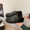 Zapatos Individuales Retro con Hebilla de Velcro con Aumento Interno de Altura de 5 cm Otoño/Invierno 2026 Nuevo Estilo Coreano Suela Gruesa Calzado de Exterior Zapatos Pequeños de Cuero