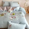 Juego de cuatro piezas de algodón de fibra larga de Xinjiang de alta gama, 100% algodón, alto número de hilos, alta densidad, juego de ropa de cama con sábana y funda de edredón bordadas con dibujos animados en toalla