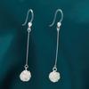 Pendientes de bola de seda plateada personalizados de moda estilo ins gancho de oreja de alta calidad combinan con todo estilo frío estilo simple pendientes combinan con todo