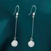 Pendientes de nuevo estilo para mujer, pendientes largos súper etéreos, pendientes de bola retro elegantes, seda plateada, nicho, versátiles, pendientes de alta calidad
