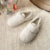 Zapatos de piel versátiles elegidos por el corazón para mujer, nuevo estilo de zapatos de algodón de suela plana para mujer, moda de invierno 2026, zapatos de mujer con felpa, zapatos de conducción