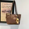 2026 Verão Couro Oleado Cera Retrô Bolsa Tote Feminina Grande Capacidade Superfície Macia Para o Trabalho Ombro Único Bolsa de Compras Pingente Atacado