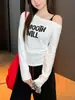 Nova Camisola Americana de Moda Outono/Inverno com Estampa de Letras Versátil Off-Shoulder Camiseta Básica de Manga Longa para Mulheres