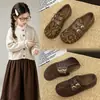 Sapatos de Menina Outono Estampa de Leopardo Mary Janes Birkenstocks 2026 Novos Sapatos Casuais de Couro com Dedos Separados para Crianças Sapatos de Primavera e Outono