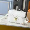 2025 Nuevo Guangzhou Lujo Ligero Flor Vieja Cartero Portátil Pequeña Bolsa Cuadrada para Mujer Blanca Tricolor Bolso Cruzado al Hombro para Mujer